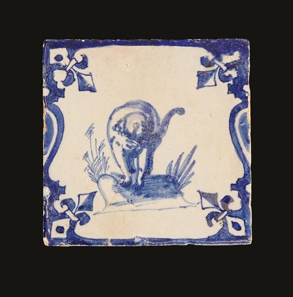 Tidlig blådekoreret flise med motiv i form af elefant med hævet snabel. Holland ca. år 1640. 13x13cm