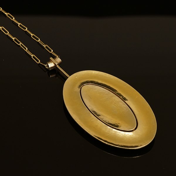 Bent Exner: Gilded pendant, sterlingsilver. Pendant: 4,5x10cm. Bracelet: 42cm