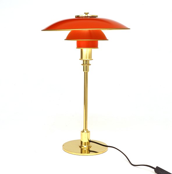 Poul Henningsen, 1894-1967:  PH 3/2 bordlampe, med rødlakerede metalskærme og stel i poleret messing.Fremstillet af Louis Poulsen.H: 45cm