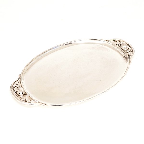 Georg Jensen: Magnolia Tablett aus Sterlingsilber. Periode: 1945-51. #2H. Masse: 
36x21,3cm. G: 646gr