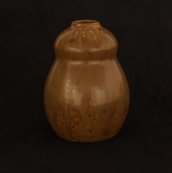 Patrick Nordström: Vase aus Steingut, Erdfarben. Signiert mit Monogramm und 
datiert 1924. H: 16,5cm