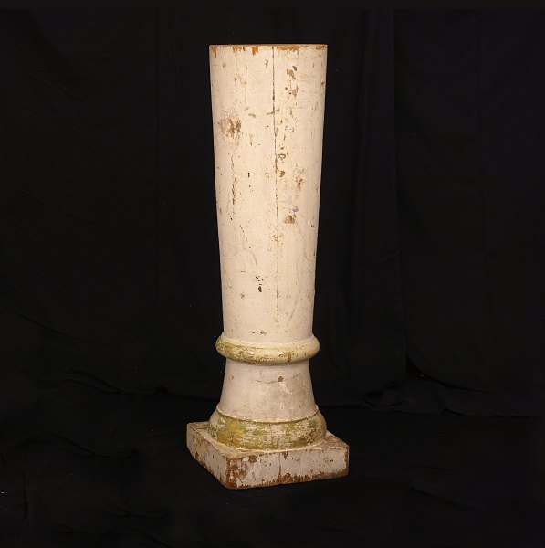 Original mid 19th century pedestal. Denmark circa 1860. H: 107cm