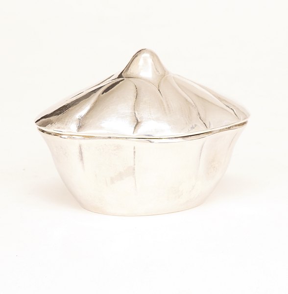 Frederik Kastor Hansen, 1871-1918: A small bonbonniere, silver. H: 9,1cm. L: 
13cm. W: 234gr