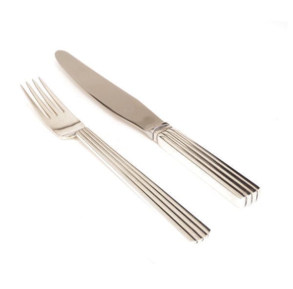 Sigvard Bernadotte for Georg Jensen: Bernadotte cutlery, knifes and forks, for 
six persons 
Sterlingsilver