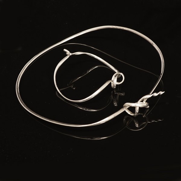 Vivianna Torun Bülow-Hübbe for Georg Jensen: Set of necklace and bracelet, 
sterlingsilver. #241. Mediumsize