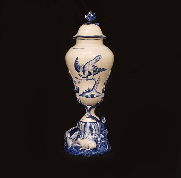 Blaudekorierte Kaninchenvase aus Fayence. Marieberg am 03.10.1772. H: 37cm