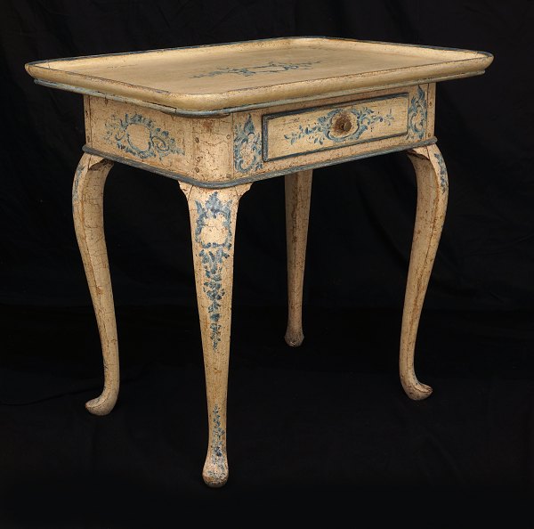 Originaldekoreret rokokobord med blålige stafferinger. Danmark ca. år 1760. H: 79cm. Plade: 82x61cm