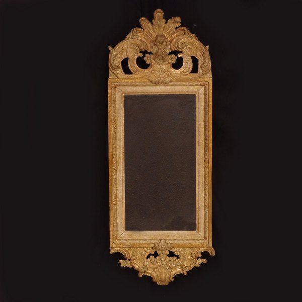 Forgyldt gustaviansk spejl. Sverige ca. år 1780. 81x30cm