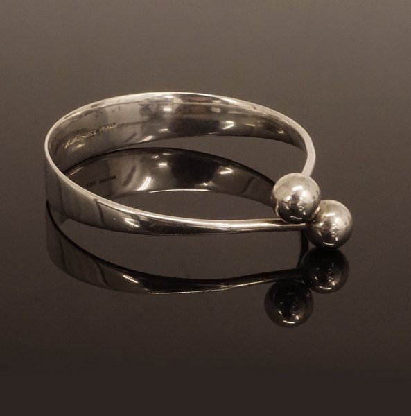 Hans Hansen: Armbøjle i sterlingsølv. Stemplet "Hans Hansen Denmark". Indv. mål: 
6,6 x 6,8cm