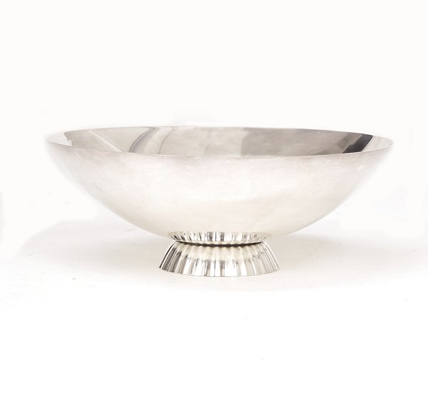 Siegvard Bernadotte for Georg Jensen: Skål i sterlingsølv. #823. H: 6cm. D: 
16,5cm. V: 259gr