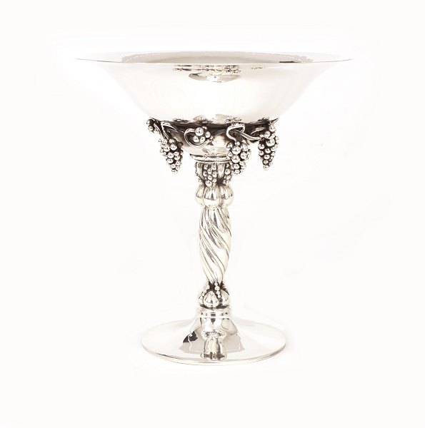 A Georg Jensen Grape Tazza, Sterlingsilver. #263.  Dated 1920. H: 18,8cm. W: 
563gr