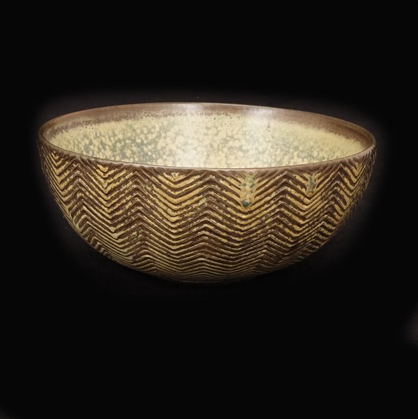 A stoneware bowl by Axel Salto, 1889-1961, for Royal Copenhagen. H: 7,2cm. D: 
16,8cm