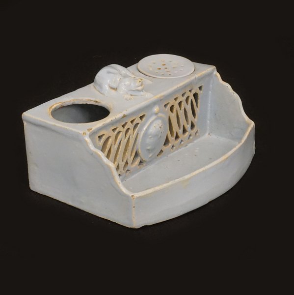 Skrivetøj af blåligt fajance. Antvorskov Fajancefabrik ca. år 1815. H: 8,5cm. L: 
19,5cm