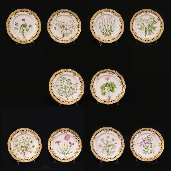 Royal Copenhagen: A set of ten early 19th century Flora Danica plates. Period 
1894-1900. D: 22,5cm