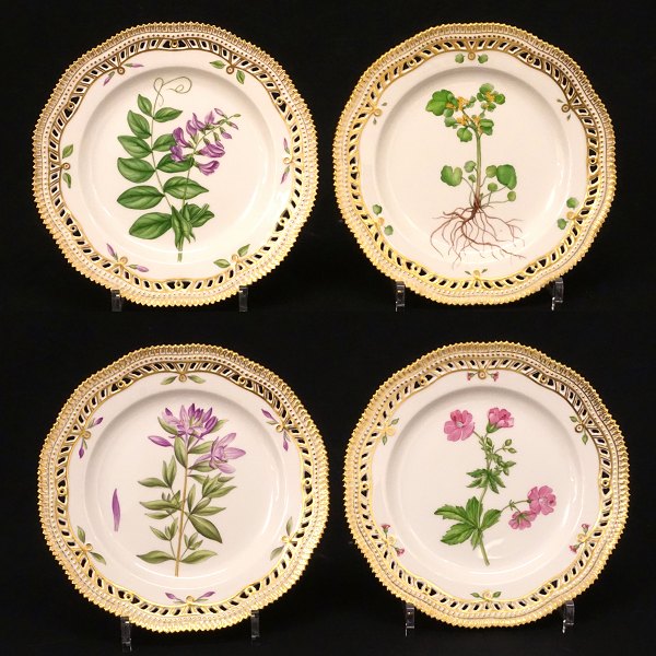 Royal Copenhagen: Set of four dessert plates, porcelain. #3533. D: 23cm