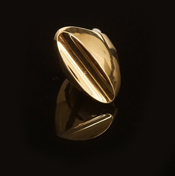 Christian Veilskov, Kopenhagen, 1963-86: Ring aus 14kt Gold. Ringgr. 51cm. L: 
3cm. G: 8,6gr