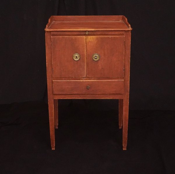 A small late Gustavian cabinet. Sweden circa 1800. H: 77cm. Top: 48x36cm