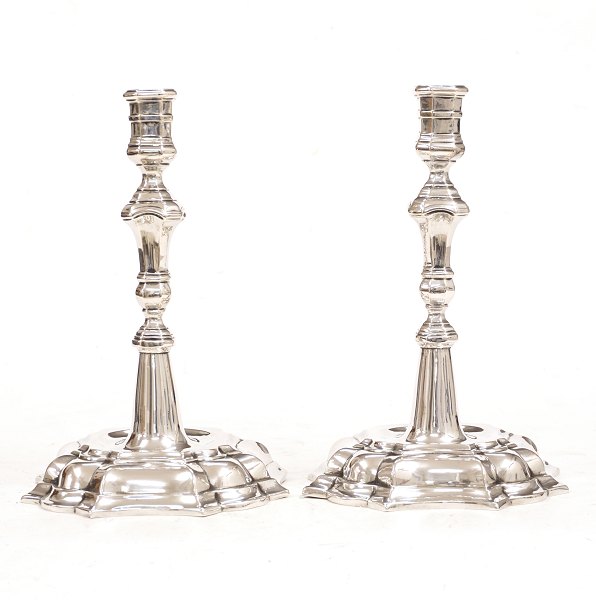 Niels Jo(h)nsen, Copenhagen, 1705-57: A pair of 18th century candle sticks. 
Dated 1743. H: 20cm. W: 632gr (both)