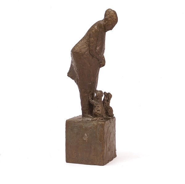 Hanne Varming, Denmark, b. 1939: A bronze sculpture, woman with two dogs. Signed 
and dated 2000. H: 47cm