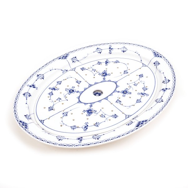 Royal Copenhagen: A large blue fluted half lace plate with fish grating.
#1/535 & 1/111.
L: 36,5cm