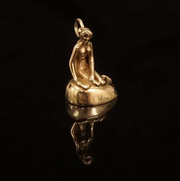 Bernhard Hertz: Den lille havfrue i form af vedhæng i 14kt guld. H: 2,5cm
