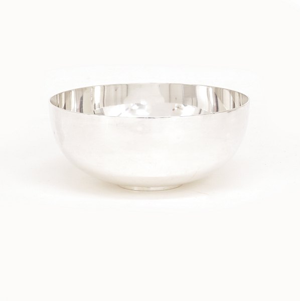 Piet Hein for Georg Jensen: A sterlingsilver bowl. #1145C. H: 5,6cm. D: 13cm. W: 
248gr