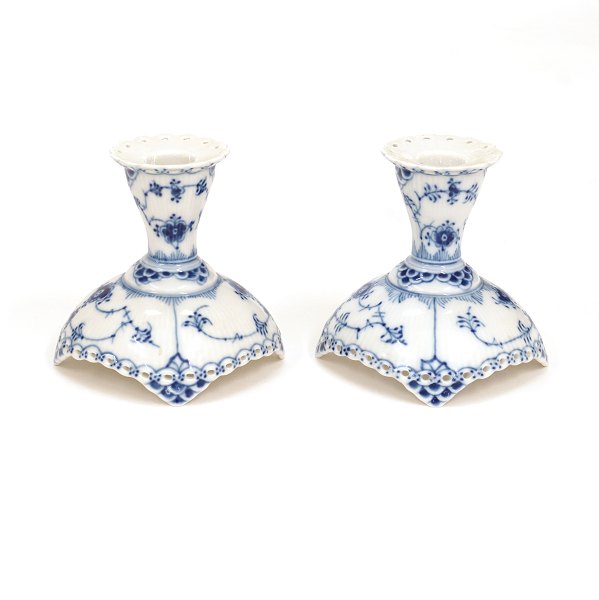 Royal Copenhagen: A pair of blue fluted full lace candlesticks 1138. H: 10cm