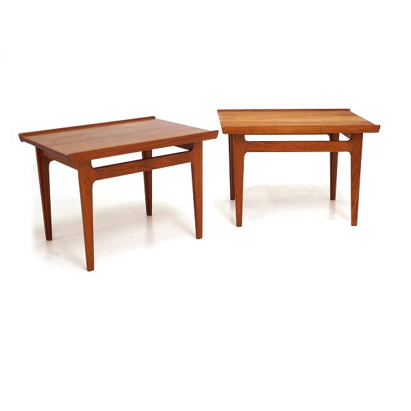 Finn Juhl: A Pair of small teak tables. Produced by France & Daverkosen. H:  
39cm. Plate: 43x60cm