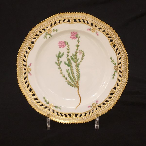 Royal Copenhagen: An early Flora Danica plate #3554. 1889-1922. D: 22,5cm