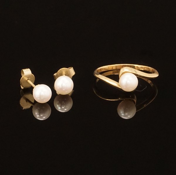 Smykkesæt bestående af ring og et par ørestikker monteret med perle. 8kt guld. Ringstr. 58