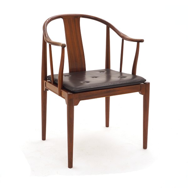 Hans J. Wegner, 1914-2007: Chinachair, mahogany. Nice condition with signs of 
use