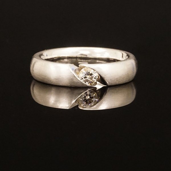 Ruben Svart, Copenhagen: A 14kt whitegold ring with a 0,2ct diamond. Ringsize: 
55