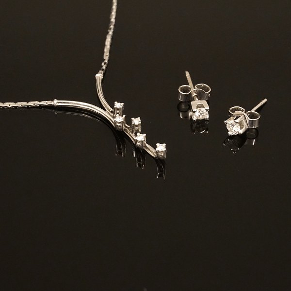 Smykkesæt bestående af halskæde og ørestikker prydet med brillantslebne diamanter. 14kt hvidguld. Halskæde L: 43cm