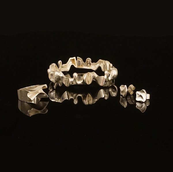 Lapponia smykkesæt i sterlingsølv bestående af armlænke, ring og ørestikker. Armlænke L: 19cm. Ringstr. 54