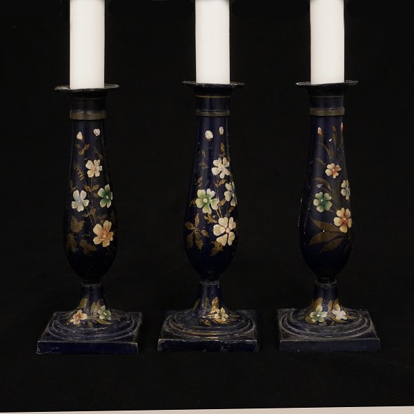 Sæt på tre originaldekorerede tinstager med blomsterdekoration. Ca. år 1830. H: 18,5cm