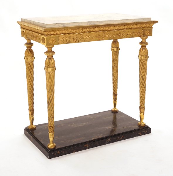 Forgyldt og signeret konsol med træplade dekoreret med marmorimitation. Sverige ca. år 1780. H: 85cm. Plade: 85x45cm