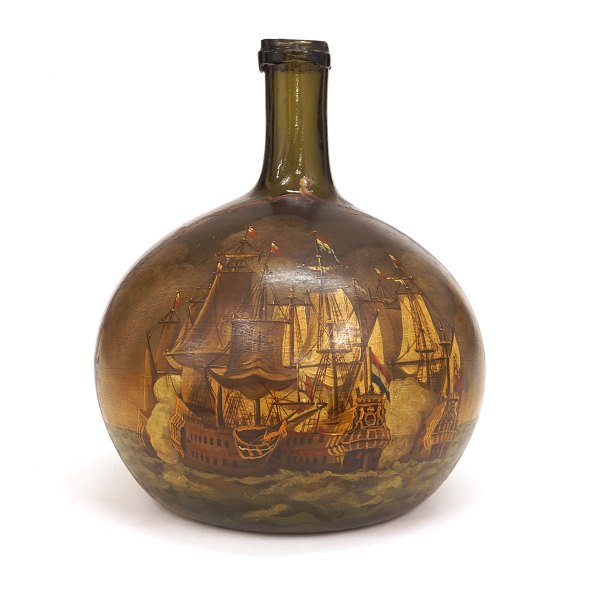 Stor hollandsk flaske dekoreret med maritimt motiv og heraldik. H: 26cm