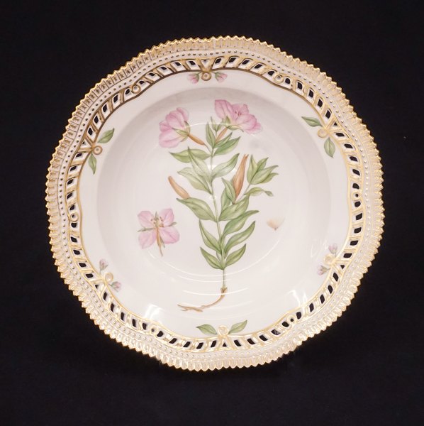 A large Royal Copenhagen Flora Danica soup plate. #20/3547. D: 24cm