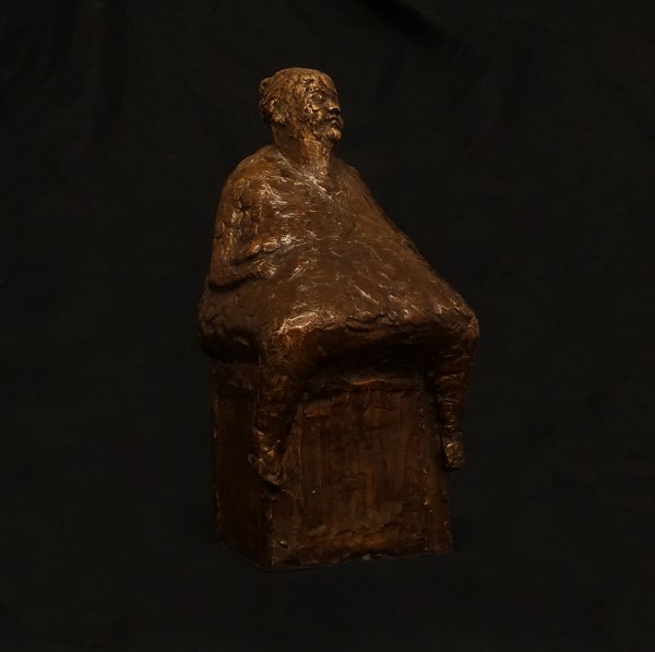 Hanne Varming, f. 1939, bronzeskulptur "Konen på kasse". Findes som skulptur ved Bispebjerg Hospital udført 1991. Nærværende signeret og dateret år 2000. H: 25cm. B: 12cm. D: 12cm