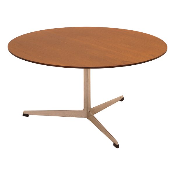 An Arne Jacobsen coffee table with teak top. Nice condition. H: 48cm. D: 90cm