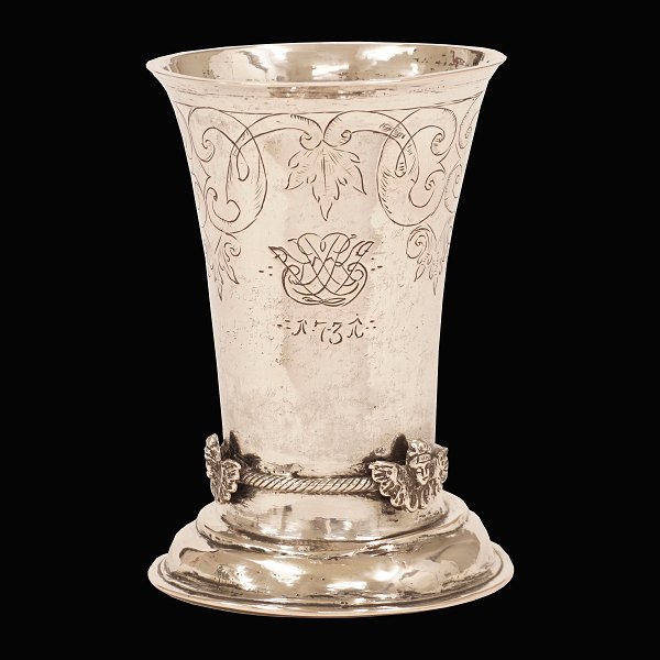 An early 18th century silver cup made by Joen Joensen, Denmark, 1700-56. Dated 
1731. H: 12,8cm. W: 232,1gr