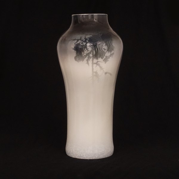 Bertha Nathanielsen, 1869-1914, for Royal Copenhagen: Stor Art Noveau vase med tidsler og sommerfugle i porcelæn. Signeret Bertha Nathanielsen. #8464. H: 53cm