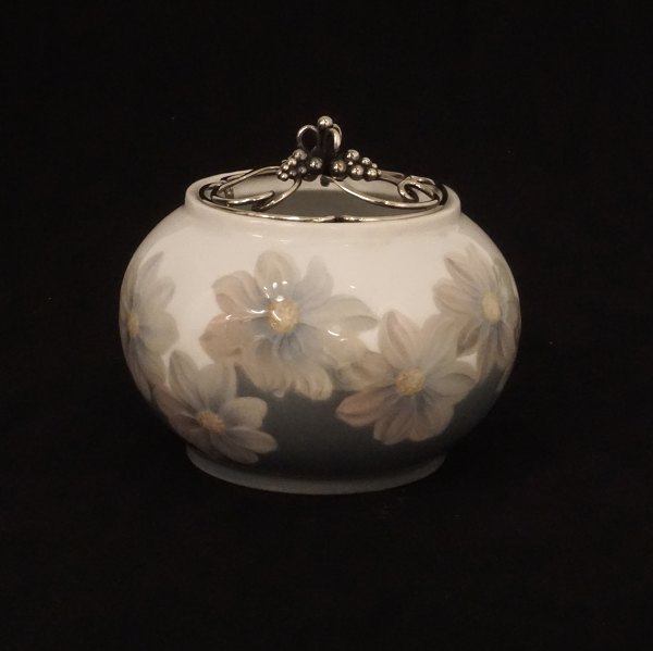 Bing & Grøndahl art noveau vase med senere løs sølvmontering dekoreret med drueklaser. Fremstillet i perioden 1898-99. H: 15cm