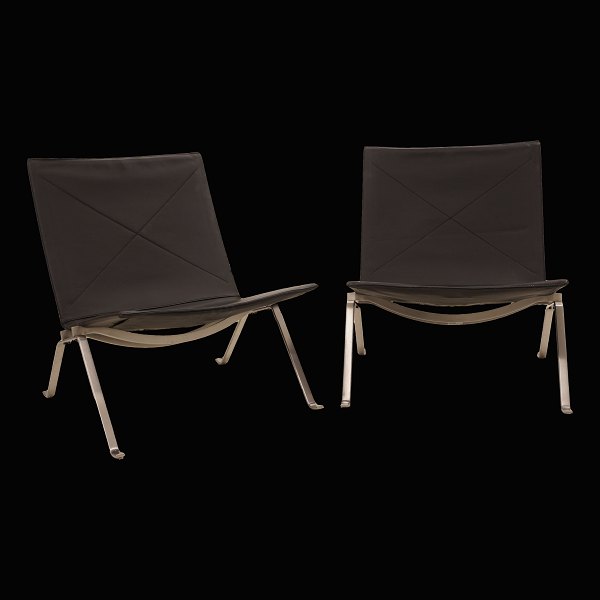 Et par PK22 stole. Poul Kjærholm, 1929-80, et par PK22 loungestole betrukket med sort læder og satinbørstet rustfrit stål. Produceret af og med mærker fra Fritz Hansen. Pæn stand