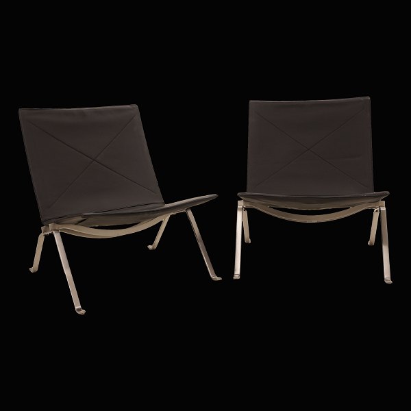 A pair of PK22 Poul Kjærholm lounge chairs. Made by Fritz Hansen. Nice condition