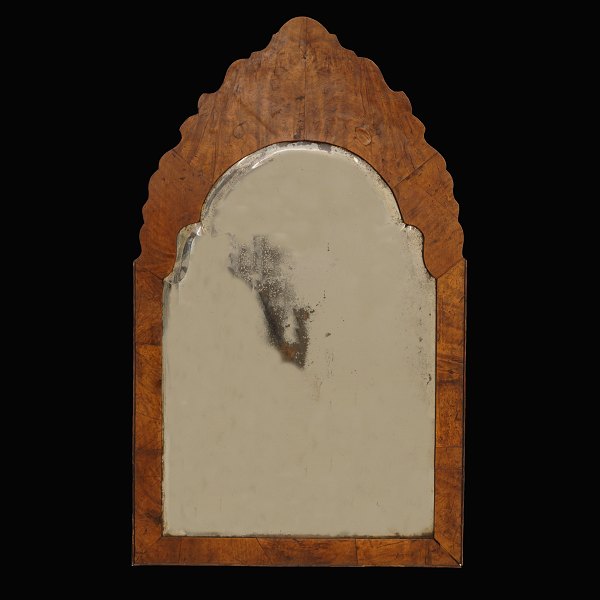 Engelsk regencespejl i nøddetræ med originalt facetslebet spejlglas. England ca. år 1730-40. Mål: 76x45cm