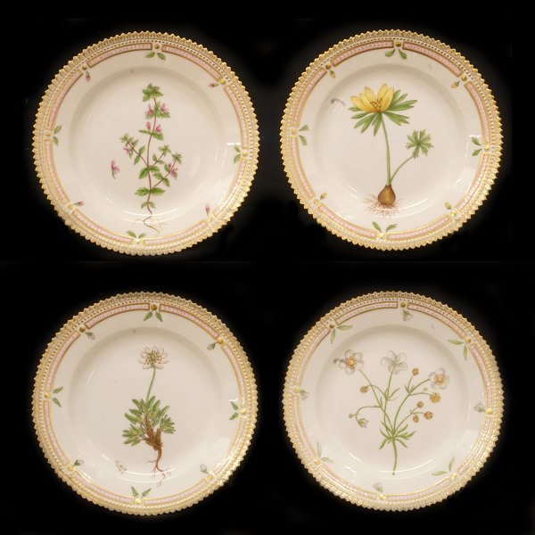 A set of four small Royal Copenhagen Flora Danica plates. #20/3551. D: 17cm