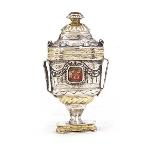 A partly gilt early 19th century Danish silver vinaigrette by Martin Petersen 
Hommelhoff, Tondern, 1796-1827. H: 8,4cm