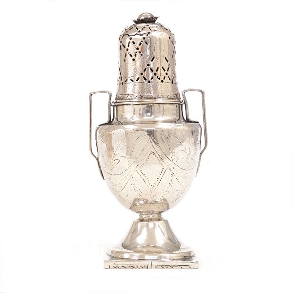 A Danish sugar castor by Martin Petersen Hommelhoff, Tønder, 1793-1827. H: 
15,7cm. W: 176gr