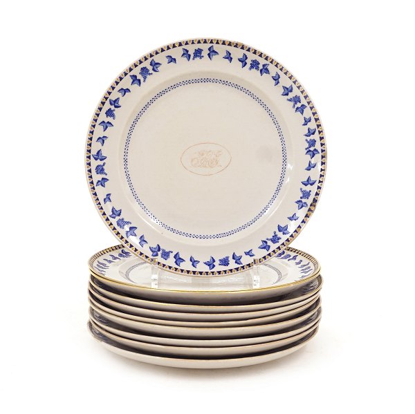 Sæt på ti dansk ostindiske tallerkner med monogrammer i oval. To tallerkner med hårrevne og kanthak. D: 25cm